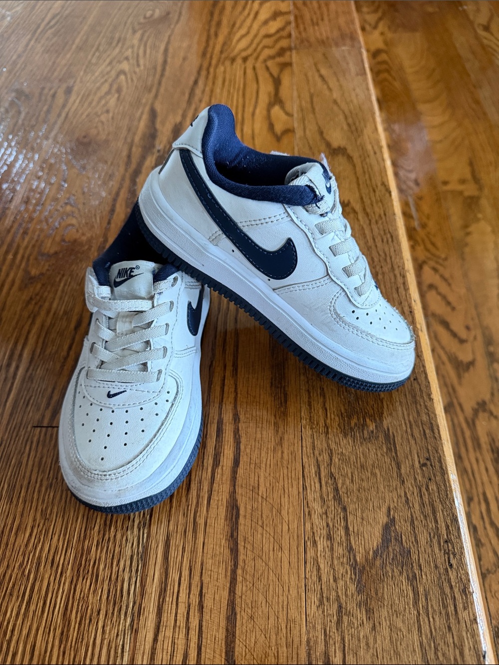 Nike Kids Low-Top Sneakers in White and Navy Blue